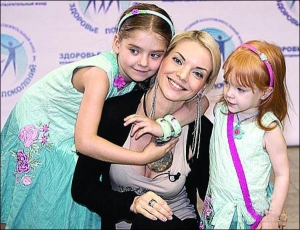 Модель Наталя Окунська з дочками Машею та Поліною (праворуч). Поліна — рідна дочка юриста Сергія Власенка, другу дівчинку він усиновив