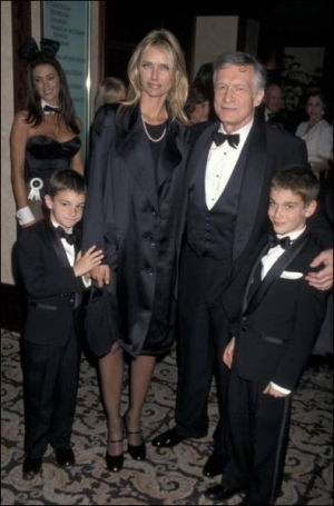 Х’ю Хефнер із дружиною Кімберлі Конрад та із синами Мартсоном (праворуч) і Купером. Фото зроблене 1998 року
