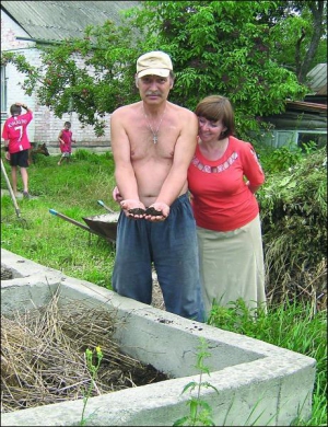 Михаил и Алена Качур из Винницы удобряют огород компостом из сорняков. Они отказались от химии и стараются реже поливать растения, чтобы не болели