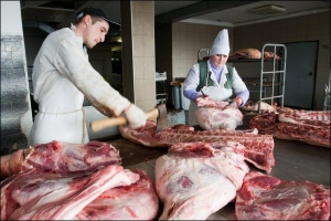 На Запорожском мясокомбинате разделывают телячью полутушу. На предприятие завозят импортное мясо