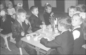 Першокласники снідають картопляним пюре з печінковою котлетою в їдальні школи №19 Полтави. Їх годують безкоштовно