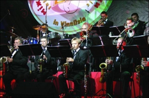Вінницький муніципальний оркестр ”Він Бенд” у вересні 2008 року на сцені зали обласної телерадіокомпанії під час свого першого виступу на джаз-фестивалі. Цьогоріч оркестр гратиме з американцем Луїзом Сімасом. Репетиції проводили по Інтернету