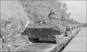 Военные 18-йотдельной механизированной бригады из Закарпатья разгружают танки с поезда на полигон в селе Добросин Яворивского району Львовской области