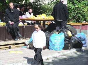 Біля будинків на вулиці Пушкіна в Умані лежать гори пакетів зі сміттям. Комунальні служби не встигають його вивозити