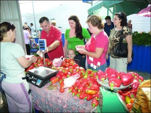 Анатолій Гриценко зі старшою донькою Світланою (праворуч), молодшою Анною та дружиною Юлією Мостовою купують помідори та солодкий перець на центральному ринку в Павлограді. Гриценко торгувався, відмовлявся брати продукти в подарунок. Родина купила овочі, 