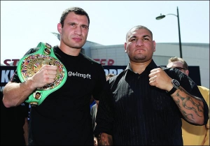 Віталій Кличко (ліворуч) та Кріс Арреола перед поєдинком у Лос-Анджелесі. На плечі у Віталія пояс чемпіона WBC, який суперник намагатиметься відібрати
