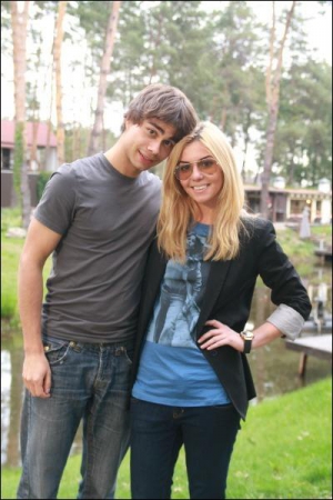 Киевская певица Юлия Нельсон сопровождала победителя Евровидения Александра Рыбака в его туре по Украине. Вместе они выступали в Харькове, Киеве и Одессе