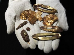 Всего нашли 1,5 тысячи золотых и серебряных предметов. Среди них обломки крестов, рукоятки мечей, фрагменты шлемов