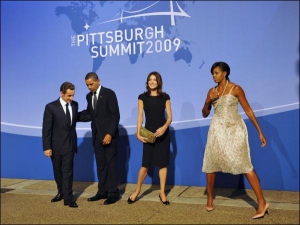 Зліва направо: президенти Франції 54-річний Ніколя Саркозі й США Барак Обама, 48 років, із дружинами 41-річною Карлою Бруні та Мішель Обамою, 45 років, на саміті ”Великої двадцятки” в американському місті Піттсбург