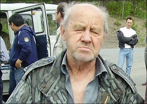 Профессора Анатолия Новикова называют опытным туристом. Он ходил по лесам, болотам, побывал на северном Урале, в Карелии, Карпатах