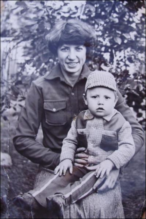 Наталия Бородыня с сыном Андреем. Фото 1983 года. После аварии она уже месяц не выходит из комы