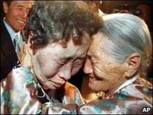 100-летняя Ким Ю Юн с дочкой на встрече в Северной Корее. Мать сбежала на юг более 50 лет тому назад