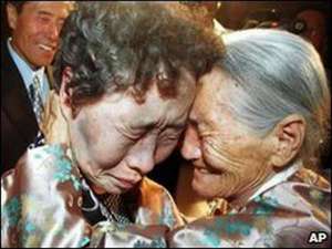 100-летняя Ким Ю Юн с дочкой на встрече в Северной Корее. Мать сбежала на юг более 50 лет тому назад