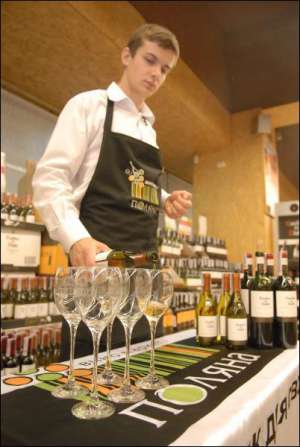 Продавец столичного винного супермаркета ”Поляна” Дмитрий Копцев предлагает попробовать белое вино ”Касильеро Дель Дьябло” чилийской фирмы ”Конча и Торо”. У него аромат полевых цветов