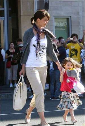 Голливудская актриса Кэти Холмс гуляет с 3-летней дочкой Сури. Девочка обута в туфли на каблуках
