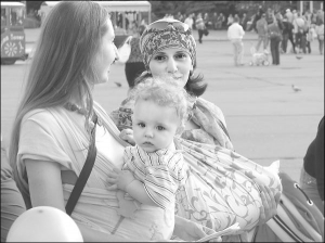 Тернополянки Елена Прыгода (слева) с сыном Назаром и Любовь Гафийчук во время встречи матерей, которые пользуются только слингами