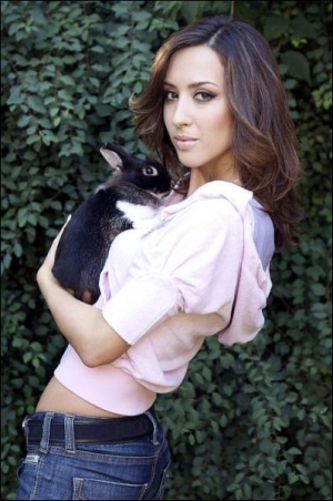 Учасниця гурту ”Алібі” Ганна Завальська тримає на руках кролика Веніаміна. Його співачці подарував фанат після концерту в Києві