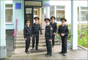 Ученики гвардейского класса стоят на пороге черкасской гимназии №9. Родители покупали им форму за 240 гривен