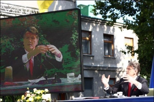 Президент Віктор Ющенко дає щоквартальну прес-конференцію на зеленій галявині свого секретаріату
