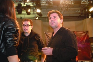 Музикант Олександр Цекало (праворуч) із продюсером Русланом Сорокіним на телеканалі ICTV презентують шоу ”Велика різниця”