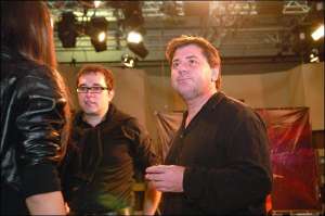 Музикант Олександр Цекало (праворуч) із продюсером Русланом Сорокіним на телеканалі ICTV презентують шоу ”Велика різниця”