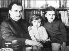 Дмитрий Павлычко с дочерьми Роксоланой (в центре) и Соломией. Фото 1967 года