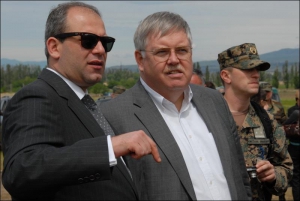 Джон Теффт (справа) на военном полигоне с экс-министром обороны Грузии Давидом Сихарулидзе
