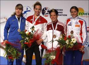 Ольга Харлан (слева) рядом с чемпионкой мира Марианной Загунис и бронзовыми призерами, француженкой Кароль Вернье и венгеркой Надь Орсоля (крайняя справа)