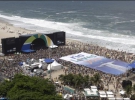 На пляже Копакабана тысячи людей праздновали победу Рио-де-Жанейро до утра