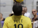 Житель Рио-де-Жанейро ожидал результатов голосования в футболке с именем бразильского футболиста Пеле