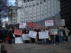 2 октября под стенами Кабинета Министров Украины волонтеры требуют прекратить отстрел бродячих собак на улицах. Милиционеры следят за временем, потому акцию протеста разрешили только до 16.00