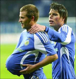 Александр Алиев (слева) во время работы Юрия Семина стал ключевым полузащитником "Динамо". На фото он вместе с Огненом Вукоевичем празднует гол в ворота "Ворсклы" 8 марта 2009 года, который посвятил беременной жене Татьяне. Через полгода у футболиста роди