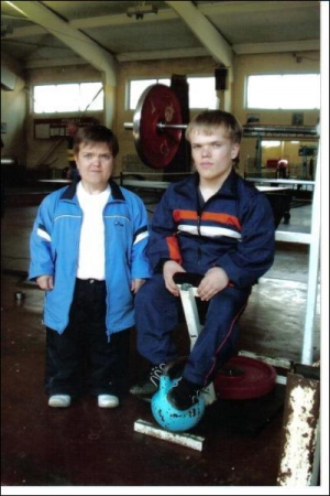 Олена та Дмитро Войтки з Вінниці у тренажерному залі комплексу ”Маяк” готуються до олімпіади в Пекіні. Фото зроблене 2008 року