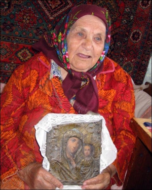 Анна Столбенко из райцентра Лысянка на Черкасщине показывает икону, которую нашла в реке полвека тому назад