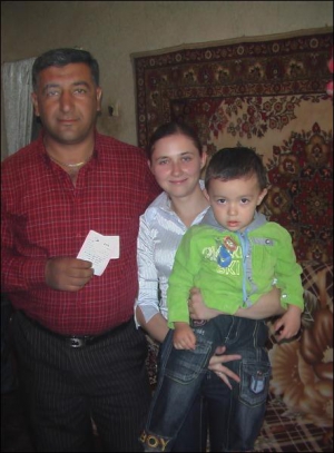 Заур Розаев с женой Ольгой и сыном Русланом из города Горловка в Донецкой области вместо квартиры взяли деньги. Ольга хочет купить трехкомнатную квартиру в Горловке, квадроцикл для сына и розовый ноутбук "Эпл" для себя