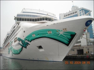 15-палубный круизный лайнер "Норвиджиен Джейд" стоит пришвартованный в понедельник возле гостиницы "Одесса" в морском порту Одессы. Название судна переводится как "Норвежская кляча". До 2006 года оно называлось "Прайд оф Гавайи" ("Гордость Гавайев)