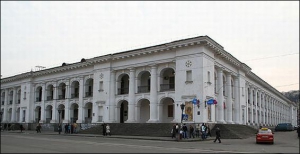 На початку 1980-х, після реконструкції, Гостинний двір на київському Подолі не став супермаркетом. Сюди в’їхали інститут ”Укрпроектреставрація”, а також архітектурно-будівельна бібліотека. У 1990-х чимало приміщень узяли в оренду комерційні структури, маг