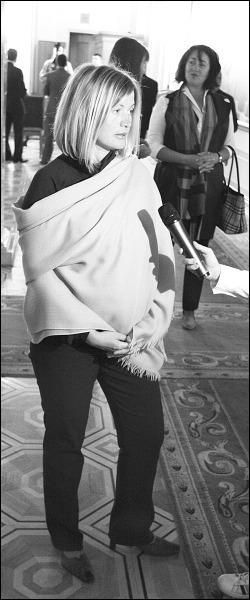 Народная депутат от блока НУ-НС Ирина Геращенко общается в кулуарах Верховной рады с журналистами во время заседания парламента 7 октября. Она на шестом месяце беременности