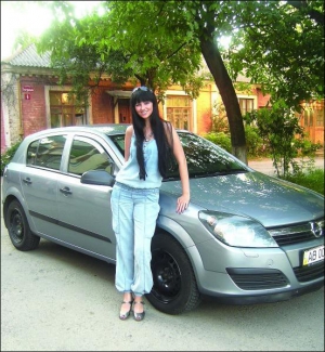 Ирина Твердохлиб стоит возле своего автомобиля ”Опель-астра”. Его подарили на 25-летие родители