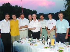 Працівники обласного штабу ”Нашої України” зібралися на пікнік за кілька місяців до президентських виборів 2004 року. Третій ліворуч — Віктор Левицький