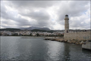 Маяк на побережье города Ираклион, который считают символической столицей острова Крит. Температура воды здесь 30 градусов