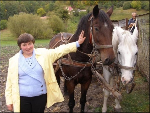 Екатерина Мельник из села Верхов Острожского района Ровненщины возле коня Гнедого. Когда развозит пенсии, одевает старую куртку и платок, а за пазухой держит газовый баллончик