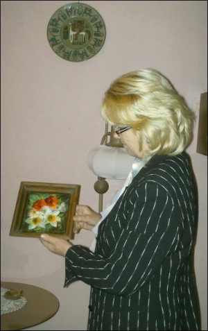 Ужгородчанка Мария Сабов показывает миниатюру, которую воры сняли со стены и оставили на столе. Они знали, что полотно не стоит больших денег