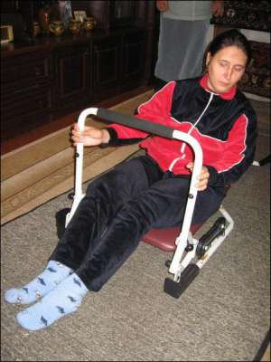 Светлана Дятлова занимается на тренажере, чтобы восстановить здоровье. После комы она не разговаривала, не могла глотать, ходить. Теперь понемногу двигается, говорит плохо