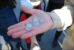 Віктор Гугля показує туристам монети, знайдені під час розкопок замчища в селі Суботів на Черкащині. Є багато срібних талерів. На чорному ринку за один пропонують від 100 доларів