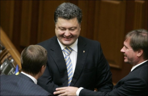 Народные депутаты поздравляют Петра Порошенко с министерским назначением во время заседания парламента в пятницу, 9 октября