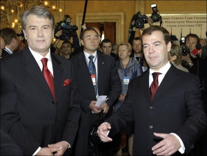 Виктор Ющенко и Дмитрий Медведев на саммите стран СНГ в Кишеневе (Молдова), 9 октября 2009 года