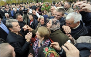 Президент Віктор Ющенко (в центрі) спілкується із івано-франківцями в урочищі Дем’янів Лаз. Ті просили його перемогти на виборах
