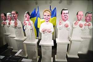 В столичной галерее "Киев. Файн Арт "выставили восемь пенопластовых фигур политиков работы Александра Алексеева. 2 декабря их продадут с аукциона. На вырученные деньги купят реанимационное оборудование для детей, больных раком