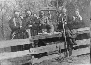 Сельские девушки вокруг колодца, Черкасчина, начало XX века